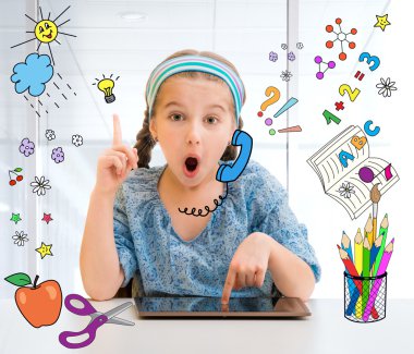 Küçük kız ve onun tablet