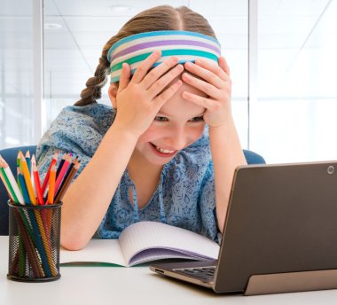 Küçük kız ve tablet