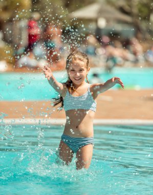 havuzda küçük kız