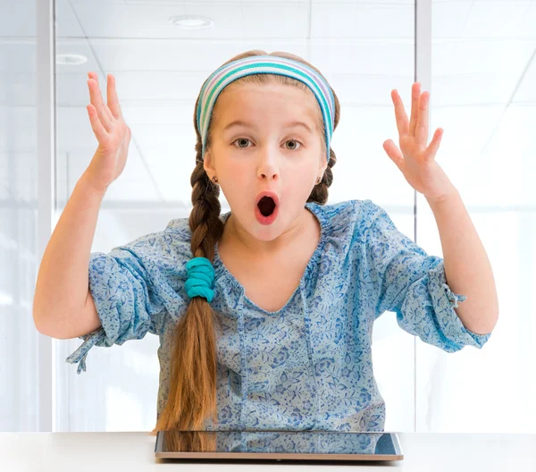 Kleines Mädchen und Tablet — Stockfoto