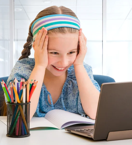 Menina e tablet — Fotografia de Stock