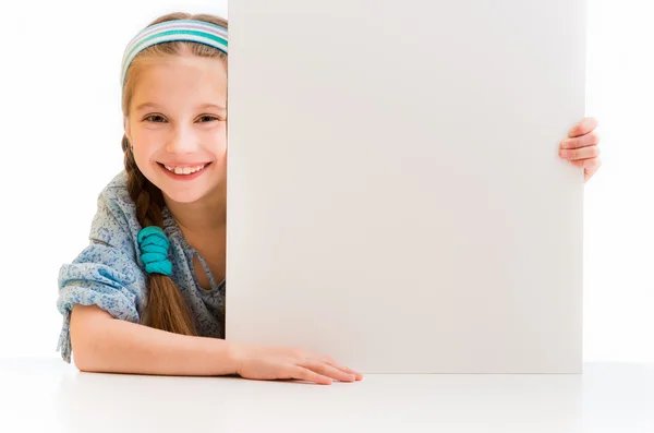 Niña sosteniendo tablero blanco — Foto de Stock