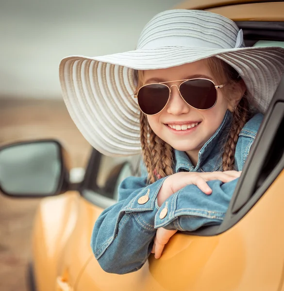 Kleines Mädchen mit Auto unterwegs — Stockfoto