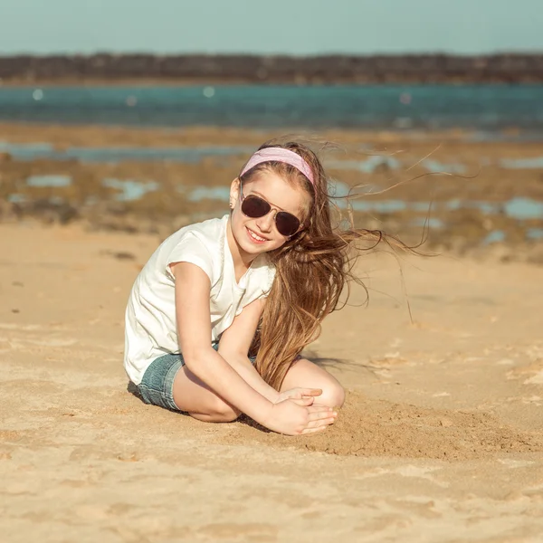 Little girl  on  beach — Stock Photo, Image