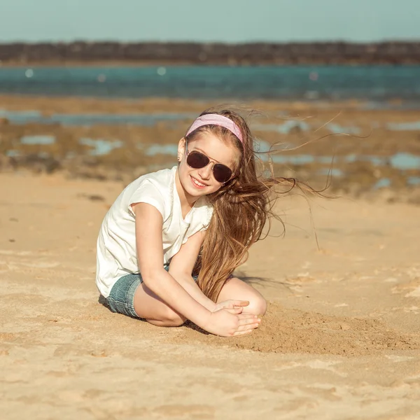 Ragazzina sulla spiaggia — Foto Stock