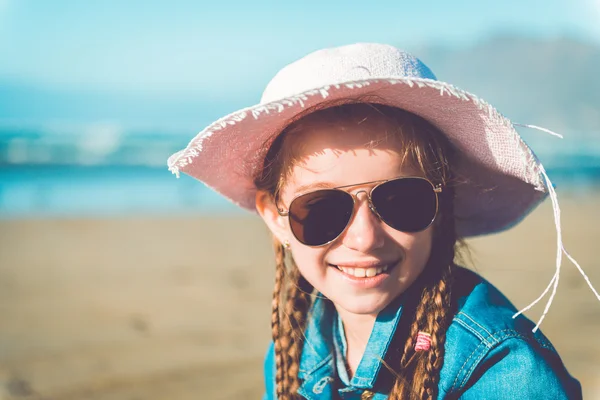 Liten flicka på stranden — Stockfoto