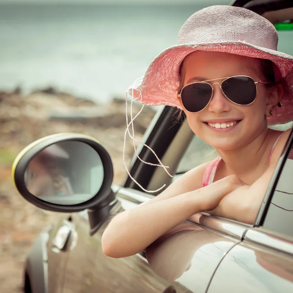 Meisje reizen met de auto — Stockfoto