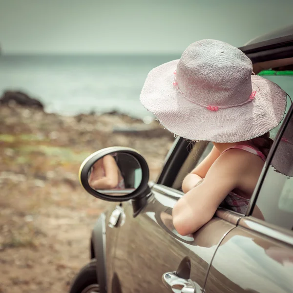 Meisje reizen met de auto — Stockfoto