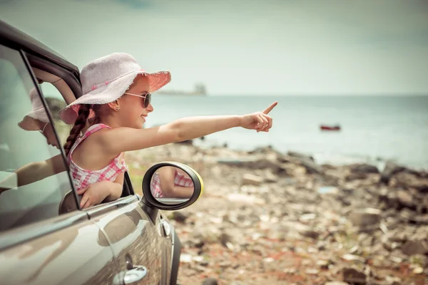 Meisje reizen met de auto — Stockfoto