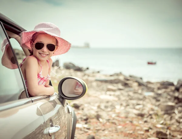 お車でお越しの少女 — ストック写真