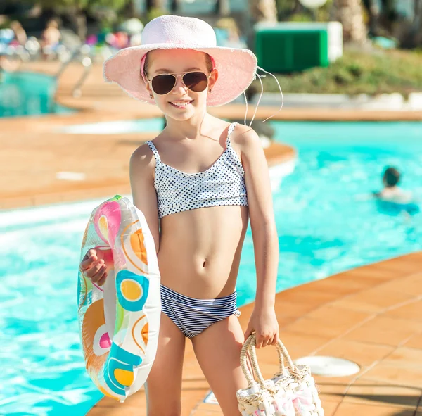 Kleines süßes Mädchen in der Nähe des Pools — Stockfoto