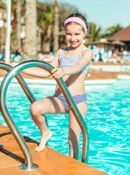 Ragazzina vicino alla piscina — Foto Stock