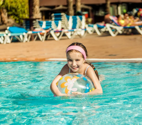 Kleines Mädchen im Pool — Stockfoto