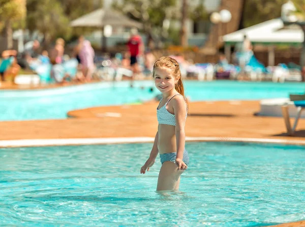 Little girl  in  pool — Stock Photo, Image