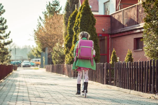 Mädchen fährt mit Roller zur Schule — Stockfoto