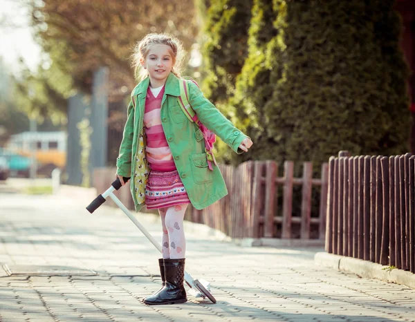 Menina vai para a escola — Fotografia de Stock