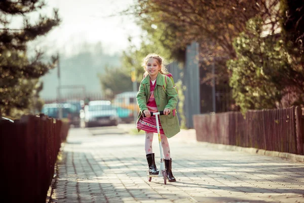 스쿠터를 탄 어린 소녀 — 스톡 사진