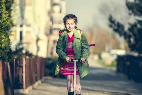 Meisje op een scooter — Stockfoto