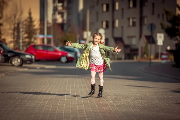 Meisje loopt van school — Stockfoto