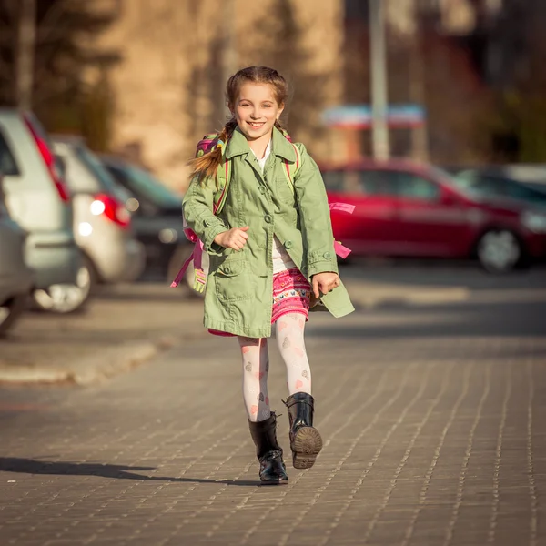 Menina ir para casa da escola — Fotografia de Stock