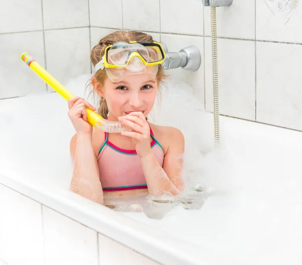 Ragazza in occhiali da sole immersione con tubo — Foto Stock