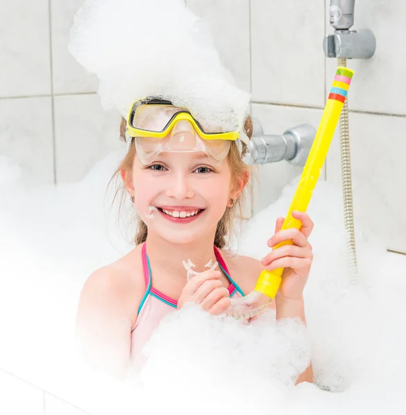 Meisje in zonnebril duik met buis — Stockfoto