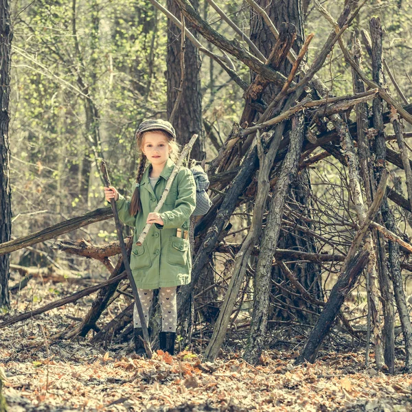 छावनी के पास लकड़ी में छोटी लड़की — स्टॉक फ़ोटो, इमेज