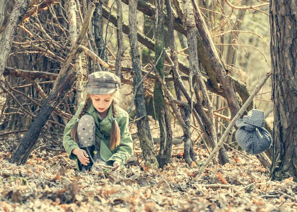 Little  girl making  bonfire — Stock Photo, Image