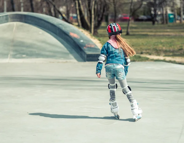 Klein meisje op rolschaatsen — Stockfoto