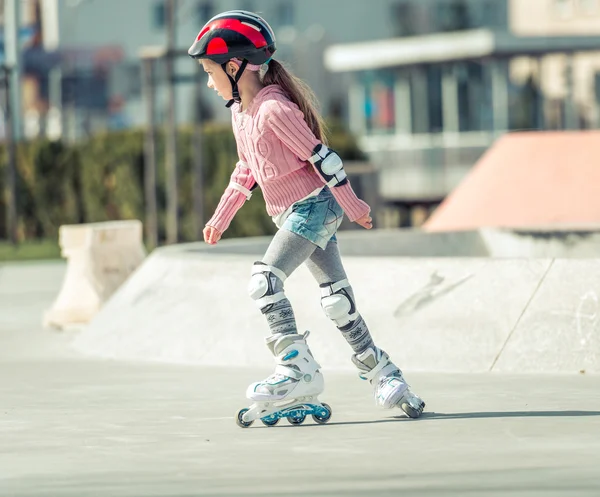 롤러스케이트를 탄 어린 소녀 — 스톡 사진