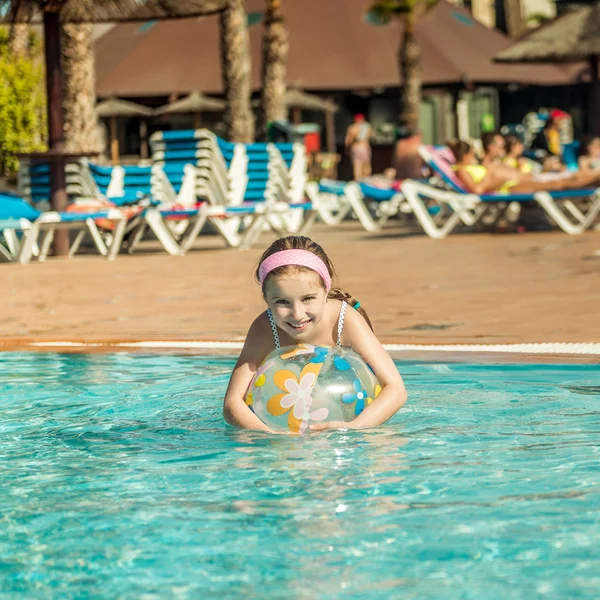 Petite fille jouant dans la piscine — Photo