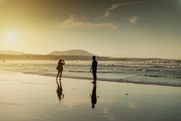 Silhuetas de casal na praia — Fotografia de Stock