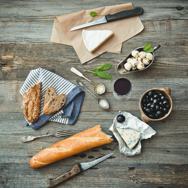 Cozinha francesa. Diferentes tipos de queijo — Fotografia de Stock