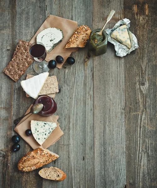 Aperitivos franceses en una mesa de madera — Foto de Stock