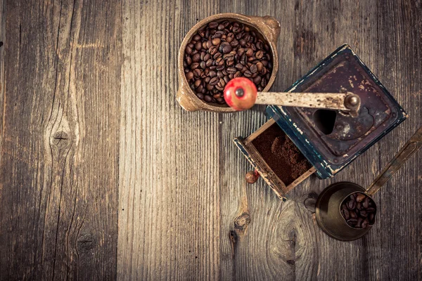 Oude grinder en koffie bonen — Stockfoto
