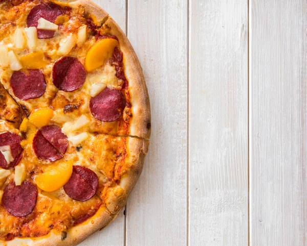 Exotische pizza met ananas en peach — Stockfoto