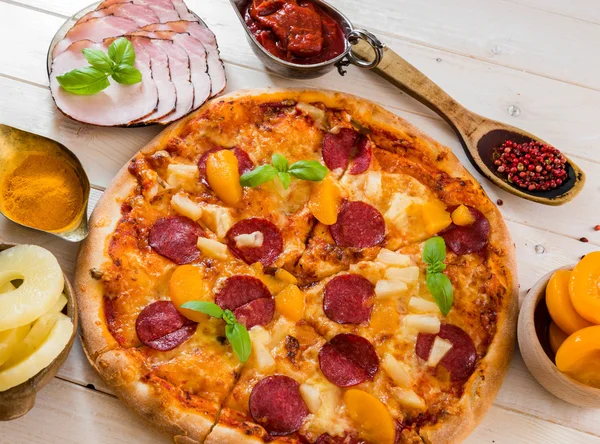 Pizza exótica con piña y melocotón —  Fotos de Stock