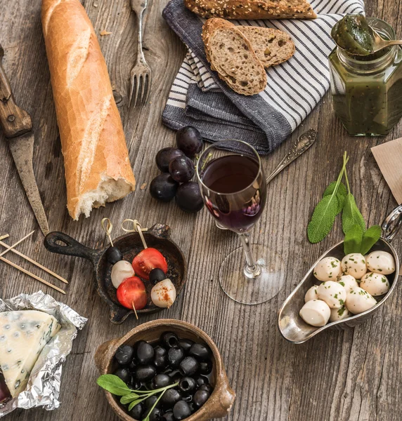 Pequeno-almoço francês. Diferentes tipos de queijo — Fotografia de Stock