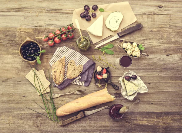 Franse snacks op een houten achtergrond — Stockfoto