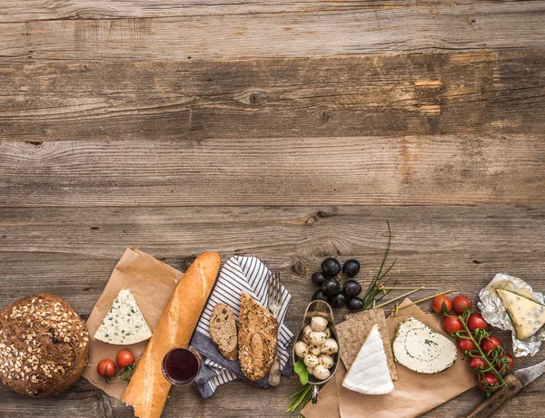 Franse snacks op een houten tafel — Stockfoto