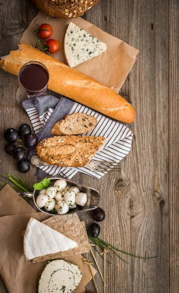Francouzské občerstvení na dřevěný stůl — Stock fotografie