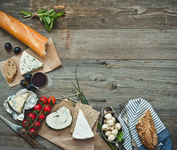 Franse snacks op een houten tafel — Stockfoto
