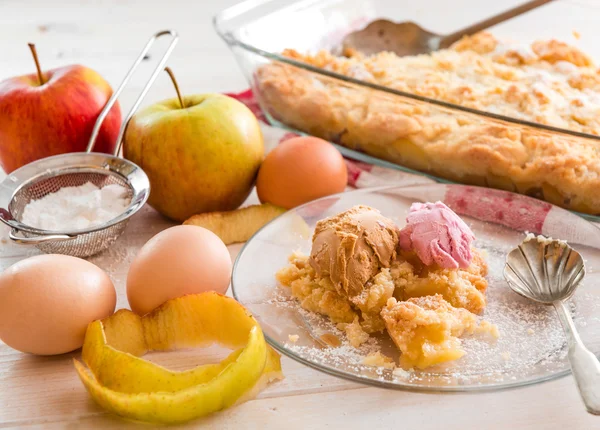 Torta de maçã caseira com sorvete — Fotografia de Stock