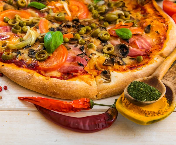 Pizza mit Schinken und Oliven — Stockfoto