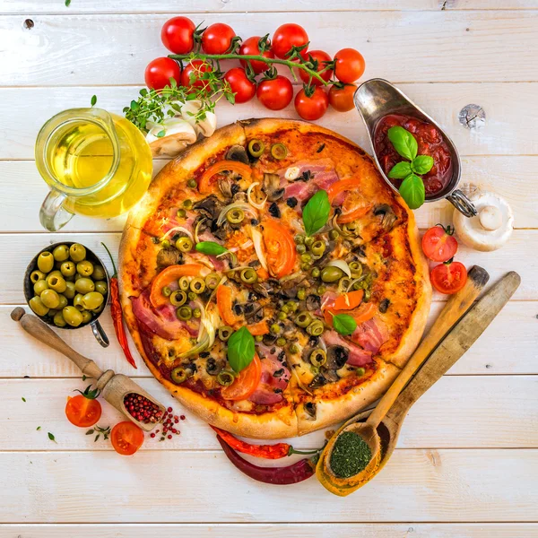 Pizza with ham and olives — Stock Photo, Image
