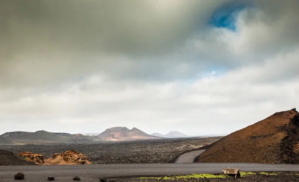 Vulkaan en lava woestijn — Stockfoto