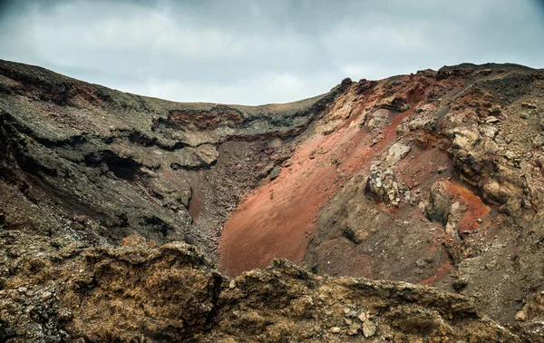 Vulkaan en lava woestijn — Stockfoto