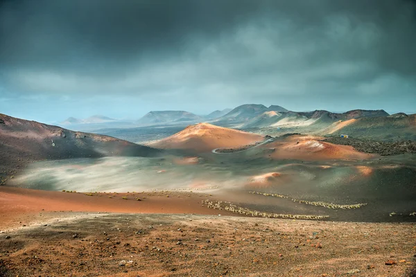 Vulkán és a láva a sivatag — Stock Fotó