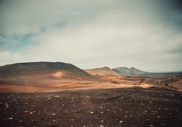 Vulkaan en lava woestijn — Stockfoto