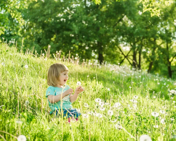 Glückliches kleines Mädchen auf dem Feld — Stockfoto